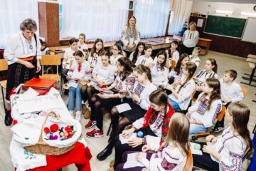 Proiectul „Ateliere vivante bucovinene – Portrete de meșteri populari”, la Școala Gimnazială „Miron Costin” Suceava