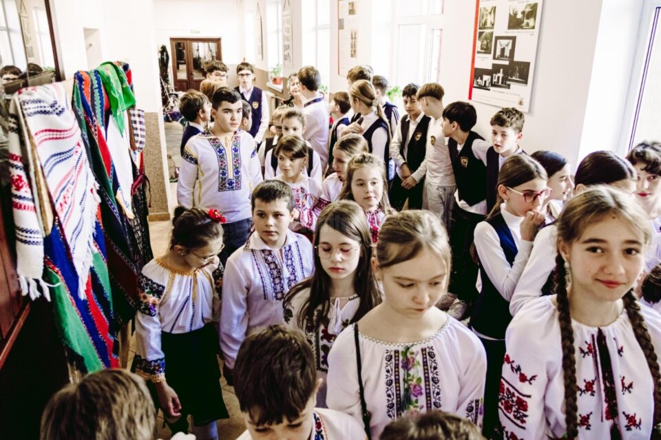 Proiectul „Ateliere vivante bucovinene – Portrete de meșteri populari”, la Școala Gimnazială „Miron Costin” Suceava