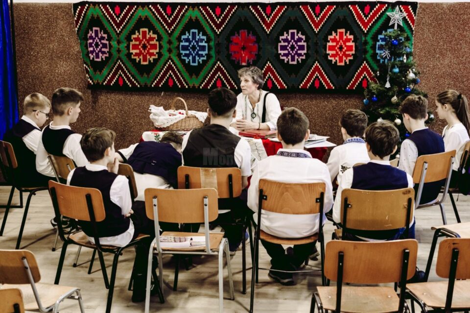 Proiectul „Ateliere vivante bucovinene – Portrete de meșteri populari”, la Școala Gimnazială „Miron Costin” Suceava