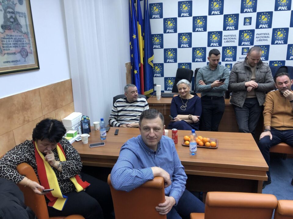Primele rezultate ale exit poll-urilor au fost primite într-o atmosferă cât se poate de liniștită la sediul PNL Suceava Primele rezultate ale exit poll-urilor au fost primite într-o atmosferă cât se poate de liniștită la sediul PNL Suceava