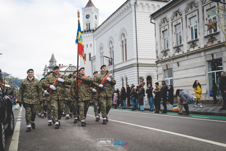 Locuitorii din Vatra DOrnei au avut parte de o frumoasă paradă militară