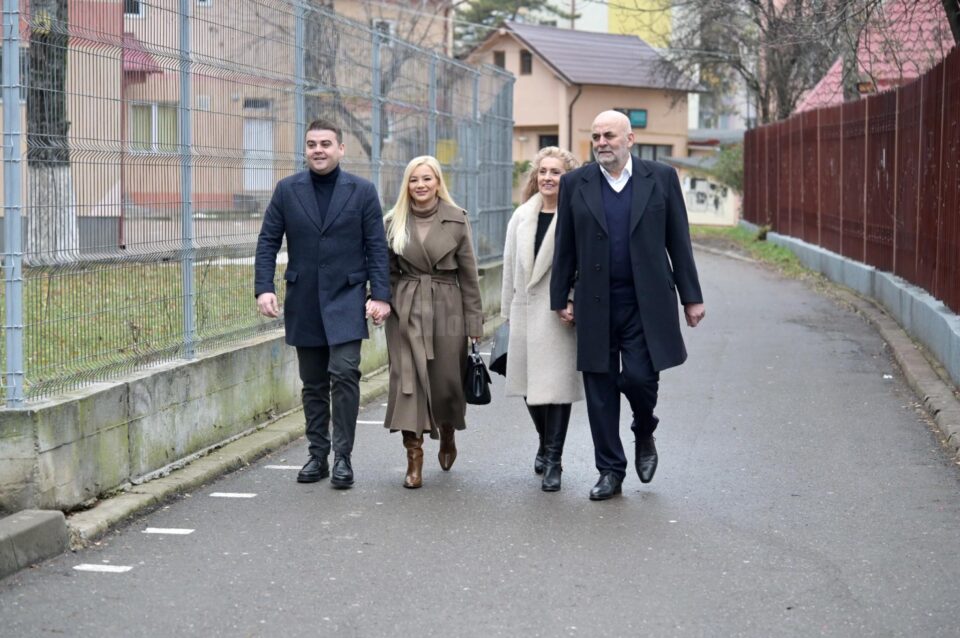 Președintele Consiliului Județean Suceava, Gheorghe Șoldan, și primarul municipiului Suceava, Vasile Rîmbu, au votat împreună la secția de votare organizată la Grădinița nr. 7 „ABC”