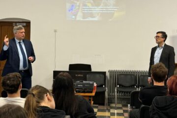Rectorul Universității din Iași, rădăuțeanul Liviu Maha, în dialog cu elevii Colegiului „Hurmuzachi”