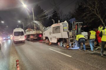 A început frezarea asfaltului fără aderență de la Grup Școlar din Suceava