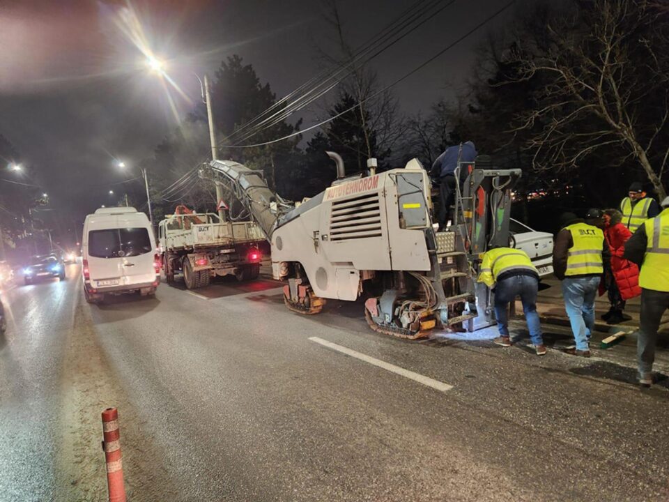 A fost frezat asfaltul fără aderență de la Grup Școlar din Suceava