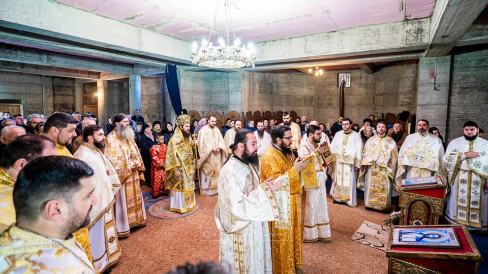 Cuvioșii Paisie și Cleopa, cinstiți prin Liturghie arhierească la Mănăstirea Vadu Negrilesei, închinată lor