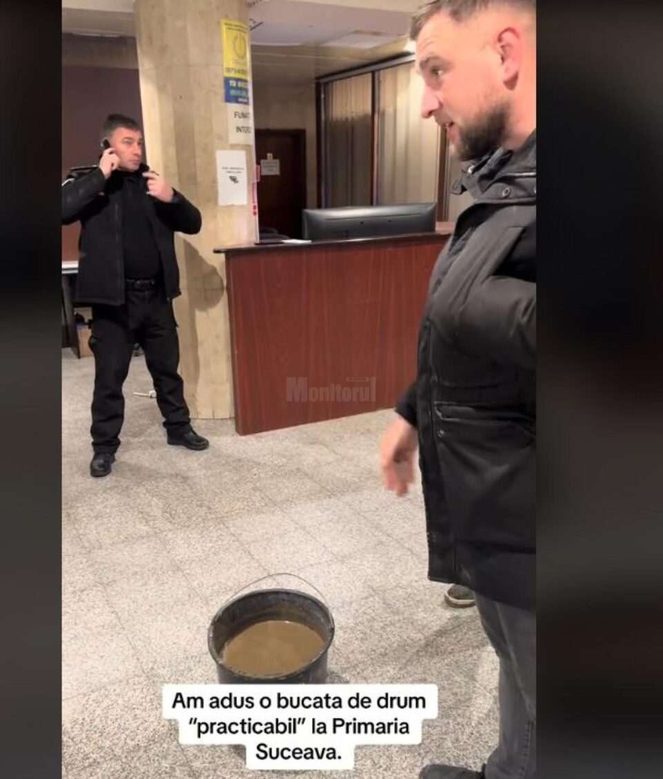 Găleata cu noroi aruncată pe holul Primăriei Suceava de consilierul local Mihai Crăciun Găleata cu noroi aruncată pe holul Primăriei Suceava de consilierul local Mihai Crăciun