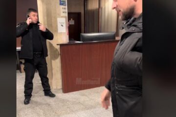 Găleata cu noroi aruncată pe holul Primăriei Suceava de consilierul local Mihai Crăciun