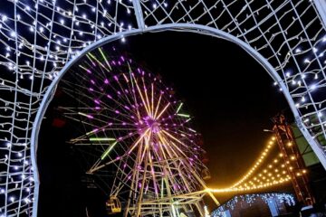 Târgul de Crăciun din Gura Humorului este amplasat în jurul celei mai mari roți panoramice din România