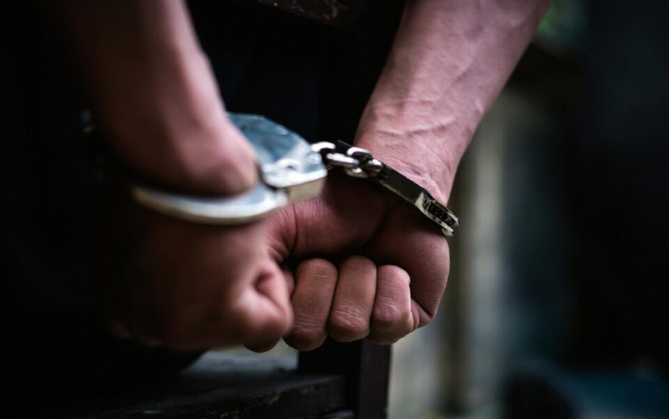 Un hoț care se specializase în furturi din societăți comerciale a fost prins de polițiști Un hoț care se specializase în furturi din societăți comerciale a fost prins de polițiști