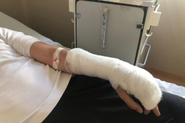 „Superman Challange”, provocarea de pe TikTok, a băgat în spital doi elevi suceveni