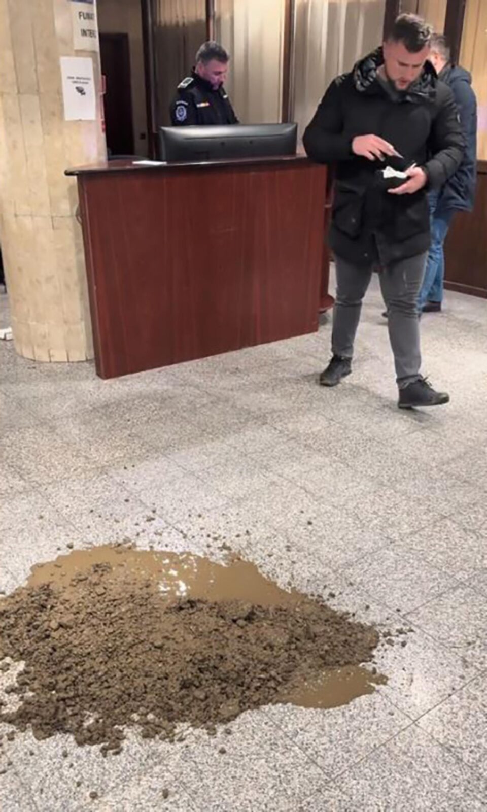 Găleată cu noroi de pe o stradă ”practicabilă”, aruncată pe holul Primăriei Suceava de consilierul local Mihai Crăciun