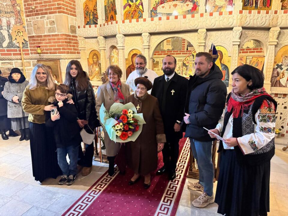 Înaltpreasfințitul Părinte Calinic a conferit cea mai înaltă distincție eparhială pentru mireni, D-nei prof. Monica Elena Buculei, la împlinirea celor 100 de ani de viață Înaltpreasfințitul Părinte Calinic a conferit cea mai înaltă distincție eparhială pentru mireni, D-nei prof. Monica Elena Buculei, la împlinirea celor 100 de ani de viață