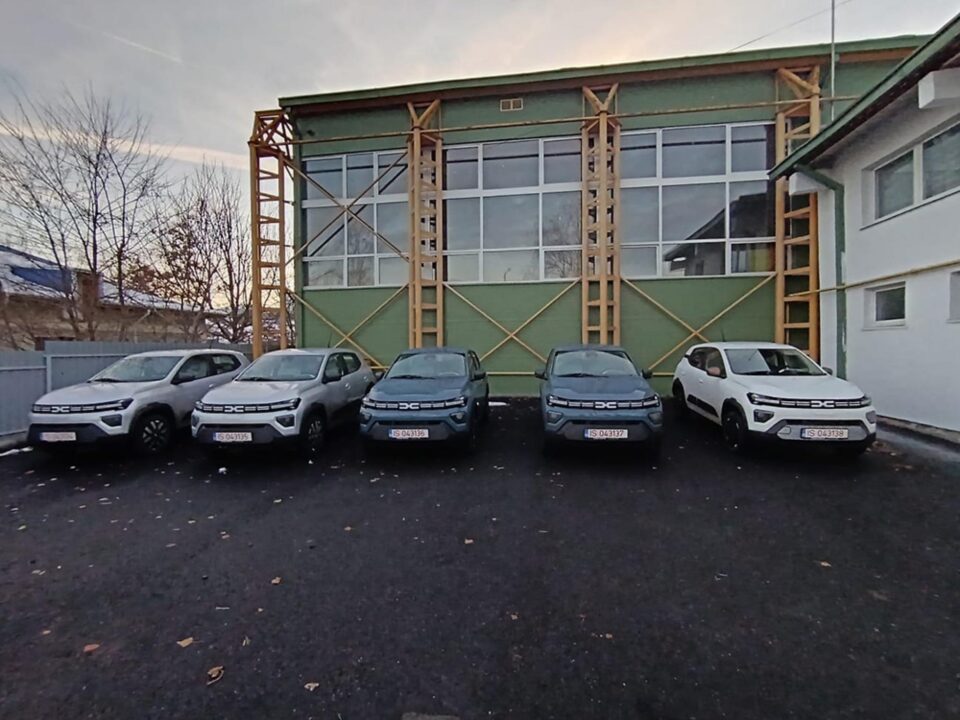 Primăria Fălticeni adoptă mobilitatea electrică: Cinci vehicule electrice pentru un oraș mai verde Primăria Fălticeni adoptă mobilitatea electrică: Cinci vehicule electrice pentru un oraș mai verde