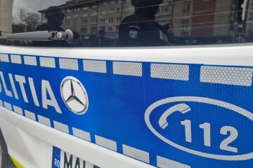 Un elev în vârstă de 13 ani, luat din sala de clasă și agresat de un tânăr din afara școlii