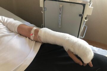 „Superman Challenge”, provocarea de pe TikTok, a băgat în spital doi elevi suceveni