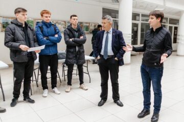 Reprezentanții juriului, prof. univ. dr. ing. Adrian Graur și prof. univ. dr. ing. Radu Daniel Vatavu, prezentând tema concursului