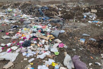 Malul râului Suceava, la Vicovu de Sus, o groapă de gunoi extinsă