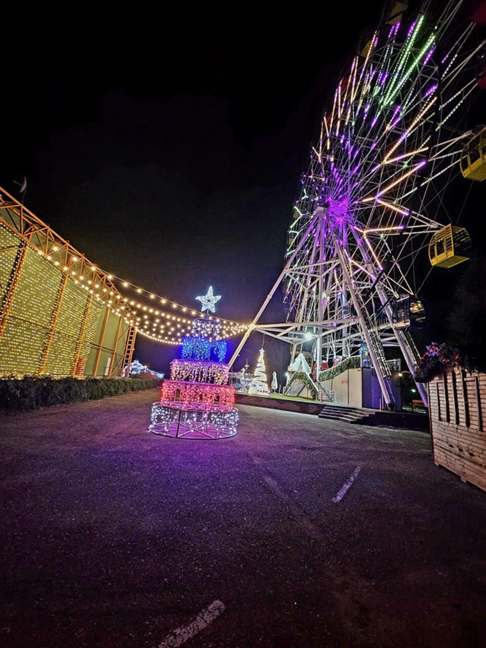 Târgul de Crăciun din Gura Humorului este amplasat în jurul celei mai mari roți panoramice din România Târgul de Crăciun din Gura Humorului este amplasat în jurul celei mai mari roți panoramice din România