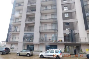 Două etaje ale unui bloc nou, transformate din garaje în spații comerciale, în zona Cartodrom din municipiul Suceava