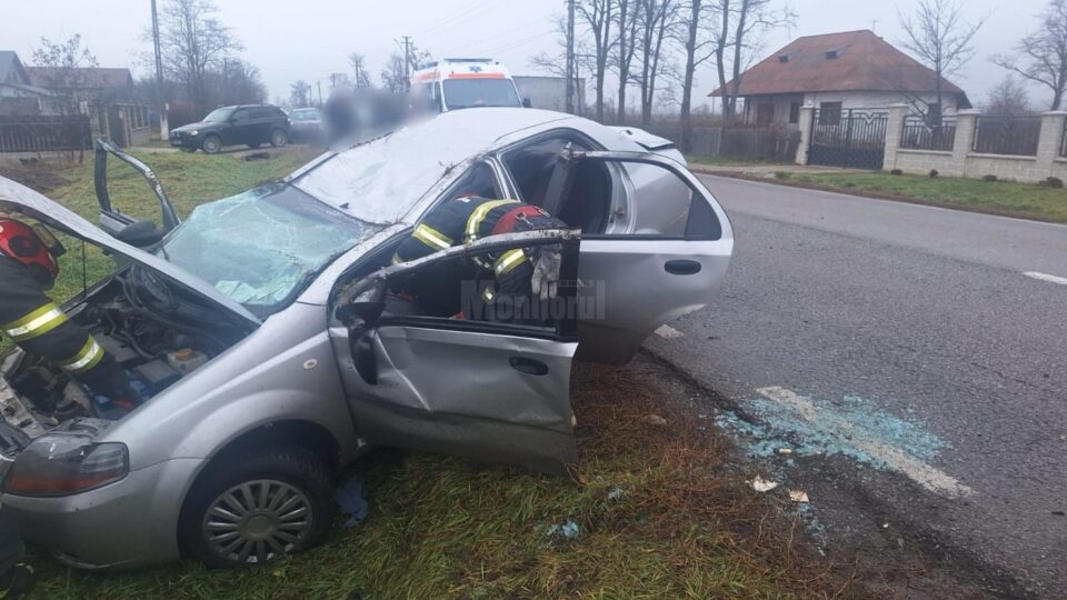 Doi răniți duși la spital după ce o mașină s-a răsturnat