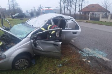 Doi răniți duși la spital după ce o mașină s-a răsturnat