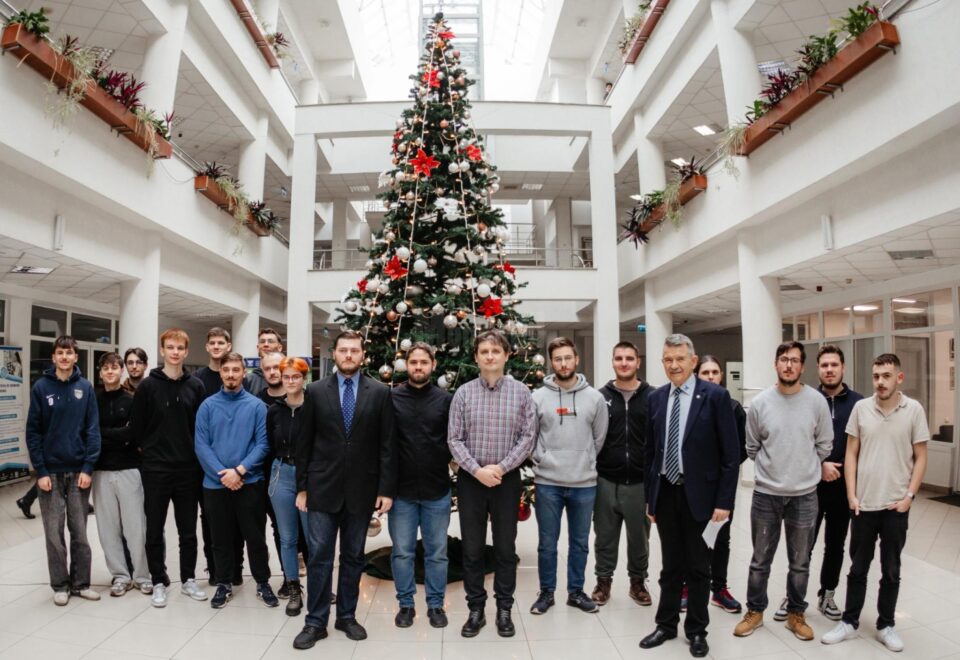 Echipele participante și laureate, împreună cu organizatorii Concursului ”25 de ore la USV”, ajuns la a X-a editie Echipele participante și laureate, împreună cu organizatorii Concursului ”25 de ore la USV”, ajuns la a X-a editie