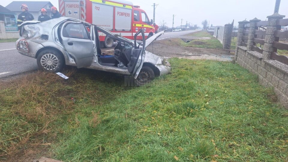 Doi răniți duși la spital după ce o mașină s-a răsturnat