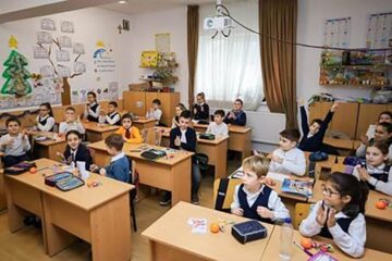 Spiritul Crăciunului învățat prin joc și poveste la „Ciuboțelele lui Moș Nicolae” – Liceul Tehnologic „Iorgu Vârnav Liteanu” Liteni. Foto Luca Gabriel Hatnean
