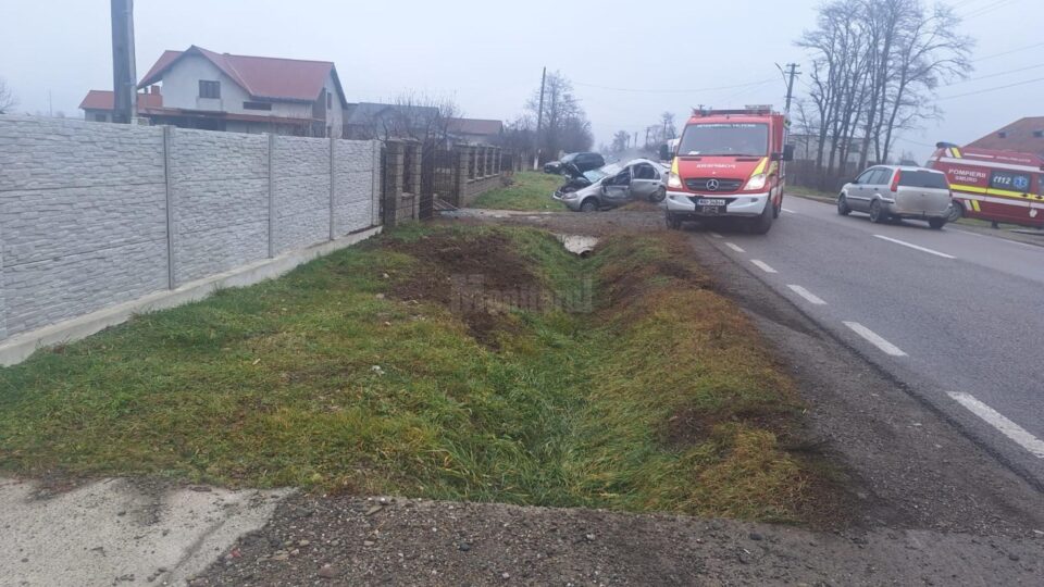 Doi răniți duși la spital după ce o mașină s-a răsturnat