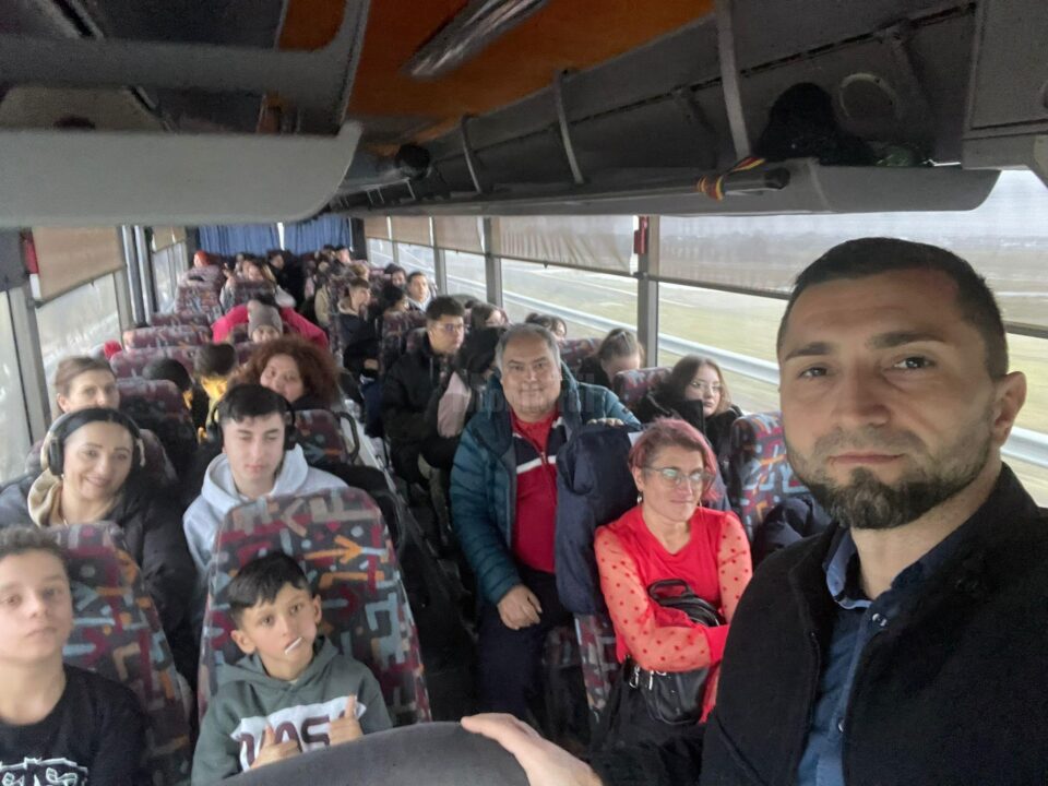 Participanții la eveniment, duși la locație cu două autocare puse la dispoziție gratuit 2