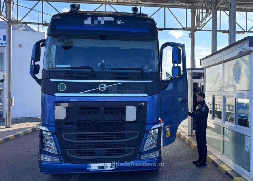 Vehicul greu condus de un ucrainean care a prezentat la control un atestat profesional fals Vehicul greu condus de un ucrainean care a prezentat la control un atestat profesional fals