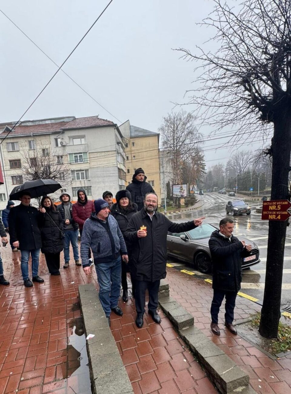 Preotul Cătălin Axinte, protest la secțiile de votare