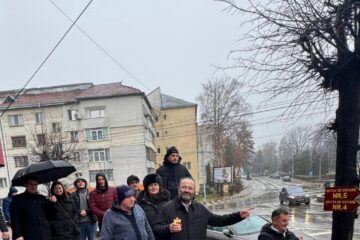 Preotul Cătălin Axinte, protest la secțiile de votare