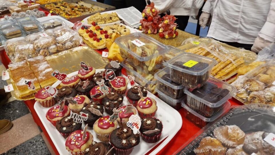 „Târgul de Crăciun” („der Weihnachtsmarkt”) la Colegiul Național „Eudoxiu Hurmuzachi” 6