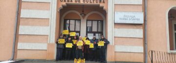 Preotul Cătălin Axinte și parlamentarii aleși ai AUR au protestat cu lumânări la secțiile de votare împotriva anulării alegerilor prezidențiale