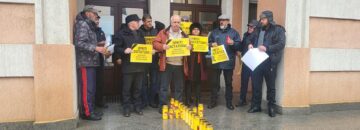 Preotul Cătălin Axinte și parlamentarii aleși ai AUR au protestat cu lumânări la secțiile de votare împotriva anulării alegerilor prezidențiale