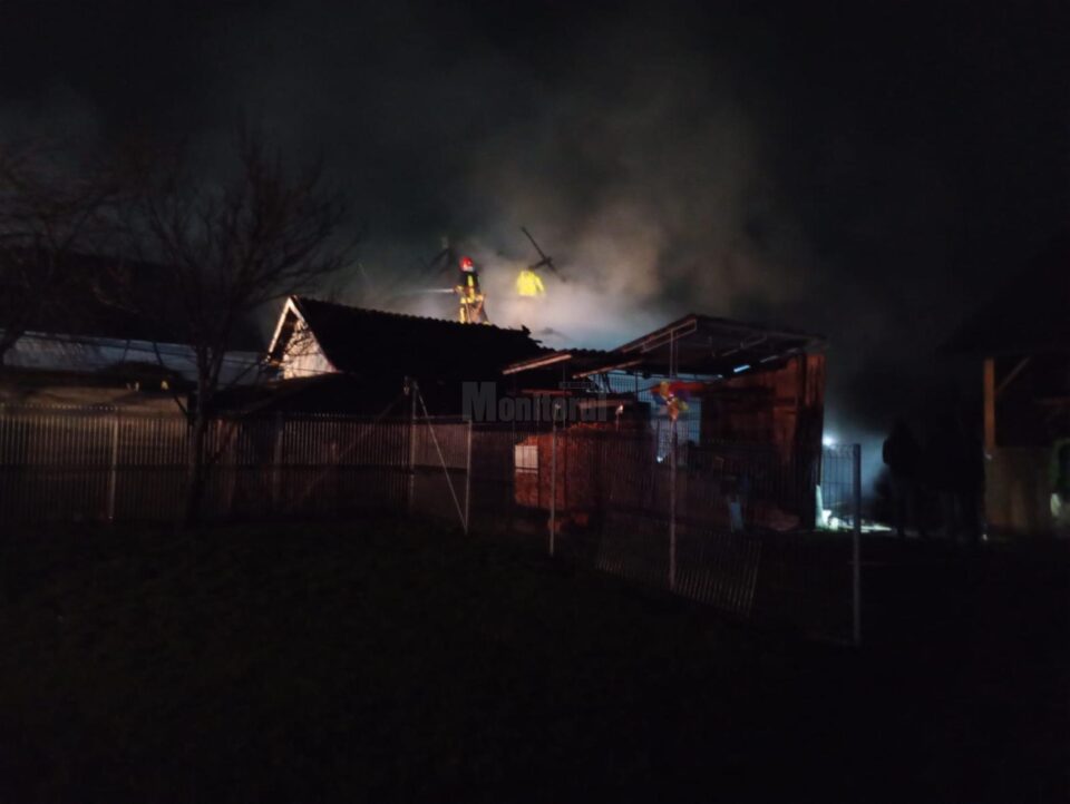 Gospodărie distrusă într-un incendiu, la Iaslovăț
