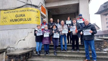 Preotul Cătălin Axinte și parlamentarii aleși ai AUR au protestat cu lumânări la secțiile de votare împotriva anulării alegerilor prezidențiale