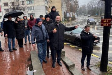 Preotul Cătălin Axinte și parlamentarii aleși ai AUR au protestat cu lumânări la secțiile de votare împotriva anulării alegerilor prezidențiale