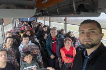 Participanții la eveniment, duși la locație cu două autocare puse la dispoziție gratuit