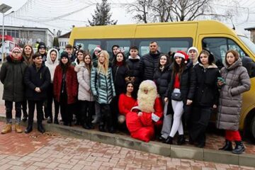 Un cadou de Moș Nicolae pentru copiii din orașul Liteni: Liceul Tehnologic „Iorgu Vârnav Liteanu” păstrează vii tradițiile locale