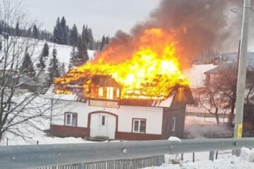O casă de la munte a ars violent în plină zi