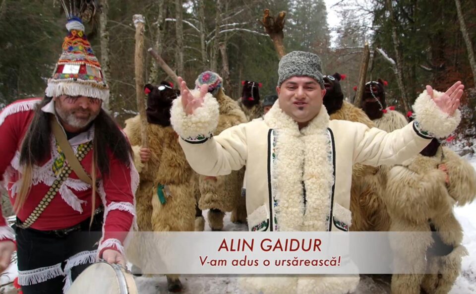 Alin Gaidur, câștigătorul concursului de colinde organizat de Monitorul de Suceava anul trecut, a realizat un nou videoclip cu tradiții de iarnă