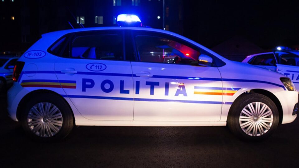 Femeie găsită de polițiști lângă calea ferată, în toiul nopții, după ce fusese agresată de soț