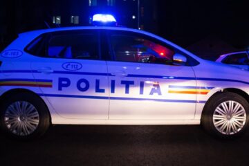 Femeie găsită de polițiști lângă calea ferată, în toiul nopții, după ce fusese agresată de soț