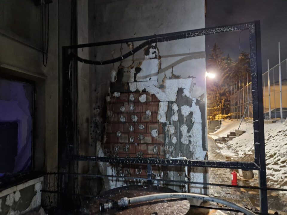 Incendiul de la Colegiul „Petru Rareș” a izbucnit la o oră la care în liceu se aflau muncitorii unei firme din Satu Mare