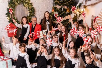Copiii care studiază canto cu prof. Ana Maria Bucșă, fostă concurentă la Vocea României, au lansat o piesă nouă, în colaborare cu Aurelian Temișan