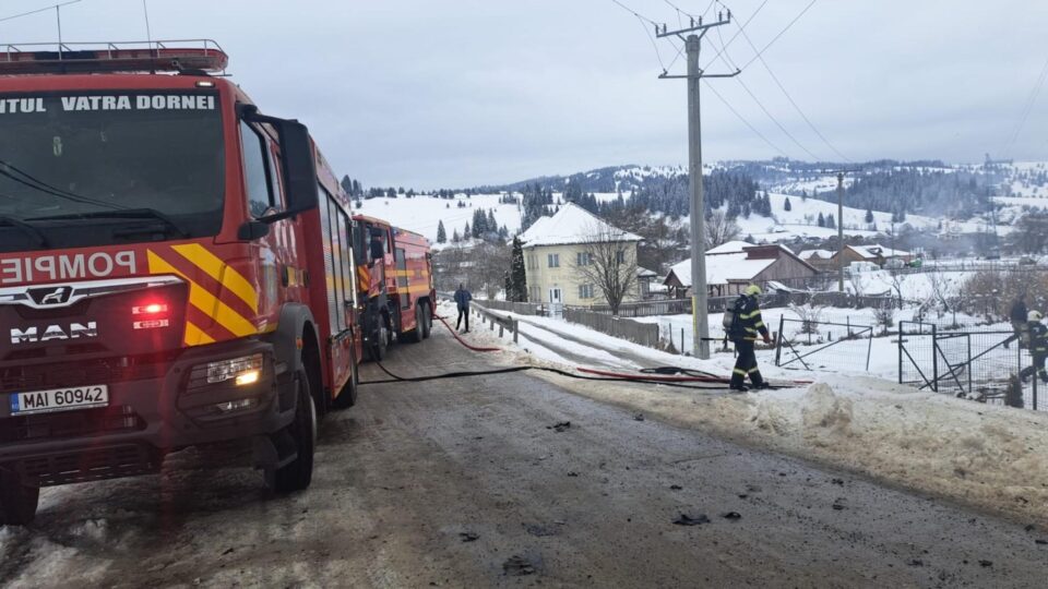 O casă de la munte a ars violent în plină zi
