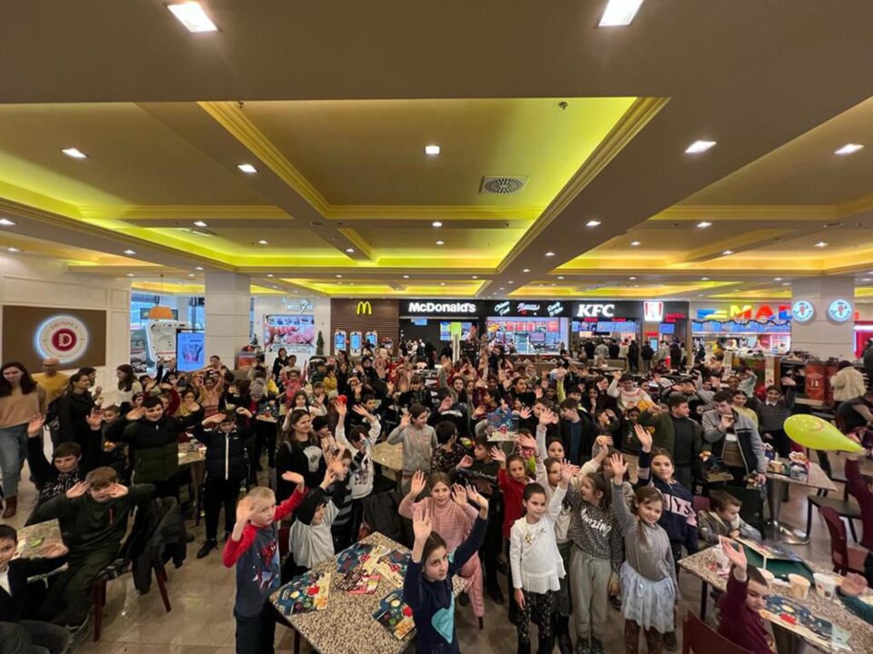Miercuri, 11 decembrie 2024, începând cu ora 17.00, în incinta Centrului Comercial Iulius Mall din Suceava, zona Auchan, are loc evenimentul „Dăruiește un zâmbet”
